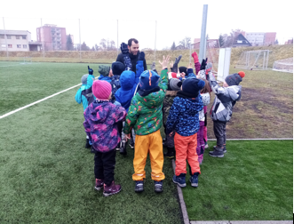 fotografie dětí na fotbalovém hřišti